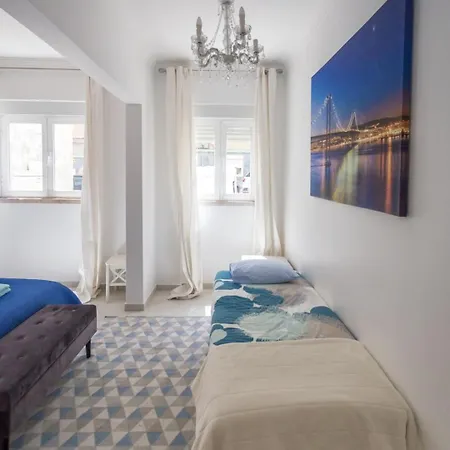 דירה 1-bedroom Flat With Terrace, Near Metro & Arena