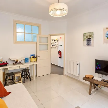 דירה 1-bedroom Flat With Terrace, Near Metro & Arena *